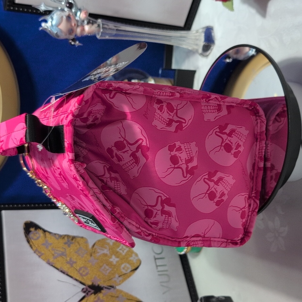 Betsey Johnson Insulated Lunch Tote Fuschia Fuchsia Skull Print With Skull Charm - Picture 9 of 12